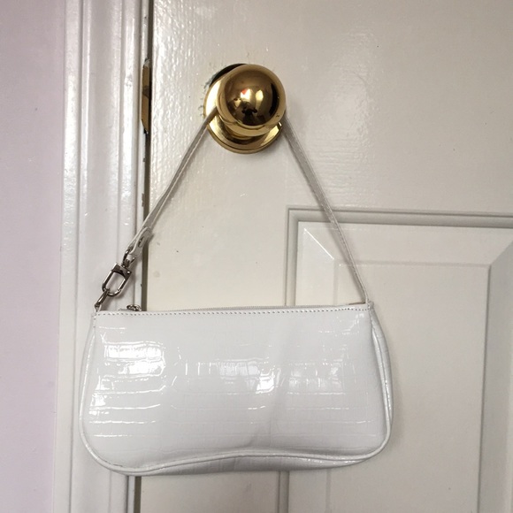 WHITE PURSE - Picture 1 of 1